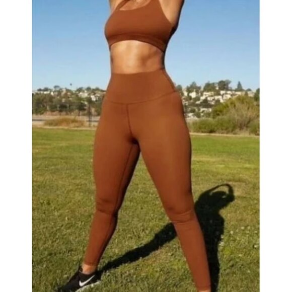 Set of Everlane The Perform Bra & Leggings Copper Brown - Picture 4 of 9